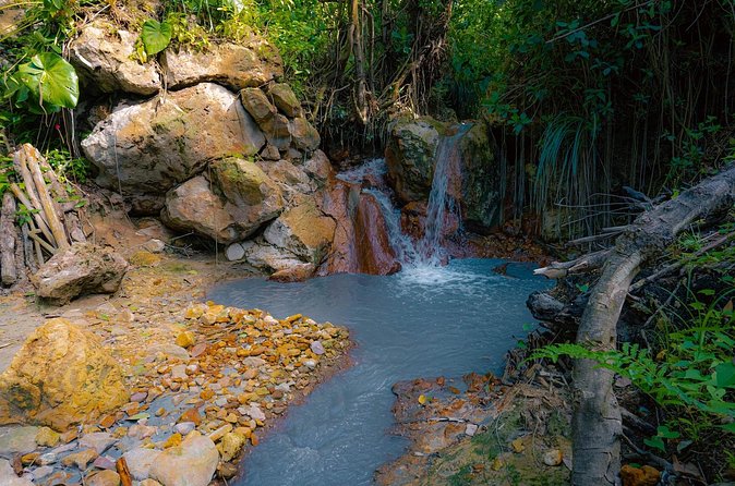 Sapphire Falls and Hike - Reaching Sapphire Falls and the mineral pools