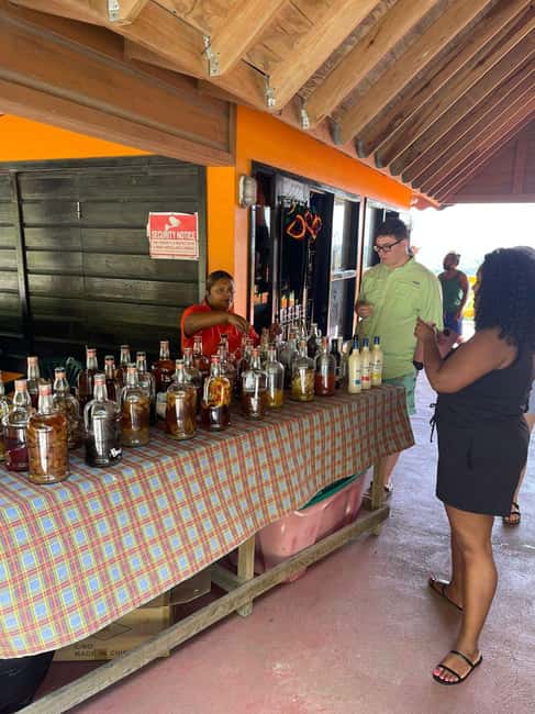 St. Lucia: Rum Distillery and Chocolate Making Experience - Canaries and the question of lunch